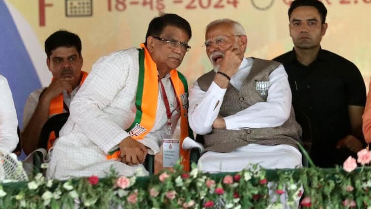 Haryana Lok Sabha Elections 2024 What secret PM Narendra Modi and Om Prakash Dhankhar discuss in gohana rally  Haryana Lok Sabha Elections 2024: पीएम नरेंद्र मोदी और ओपी धनखड़ के बीच क्या हुई बातचीत, अब हो रही इसकी चर्चा