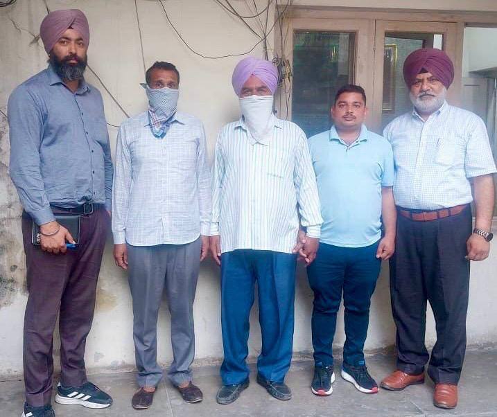 Lineman and former sarpanch of PSPCL arrested by Vigilance Bureau ਵਾੜ ਹੀ ਖੇਤ ਨੂੰ ਖਾਣ ਲੱਗੀ ! PSPCL ਦਾ ਲਾਈਨਮੈਨ ਤੇ ਸਾਬਕਾ ਸਰਪੰਚ ਗ੍ਰਿਫ਼ਤਾਰ, ਬਿਜਲੀ ਮੀਟਰ ਲਾਉਣ ਬਦਲੇ ਮੰਗੀ ਸੀ ਹਜ਼ਾਰਾਂ ਦੀ ਰਿਸ਼ਵਤ