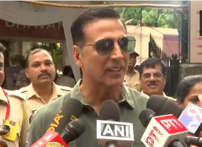 बता दें अक्षय कुमार के अलावा भी कई बॉलीवुड सेलेब्स सुबह वोट डालने के लिए पहुंचे थे. जिसमें जाह्नवी कपूर भी शामिल थीं.