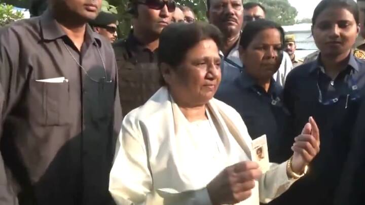बसपा नेता मायावती लखनऊ में वोट डालने वाले पहले राजनीतिक नेताओं में से थीं।  उत्तर प्रदेश के पूर्व मुख्यमंत्री सुबह सात बजे मतदान केंद्र पर पहुंचे.  (फोटोः एएनआई)