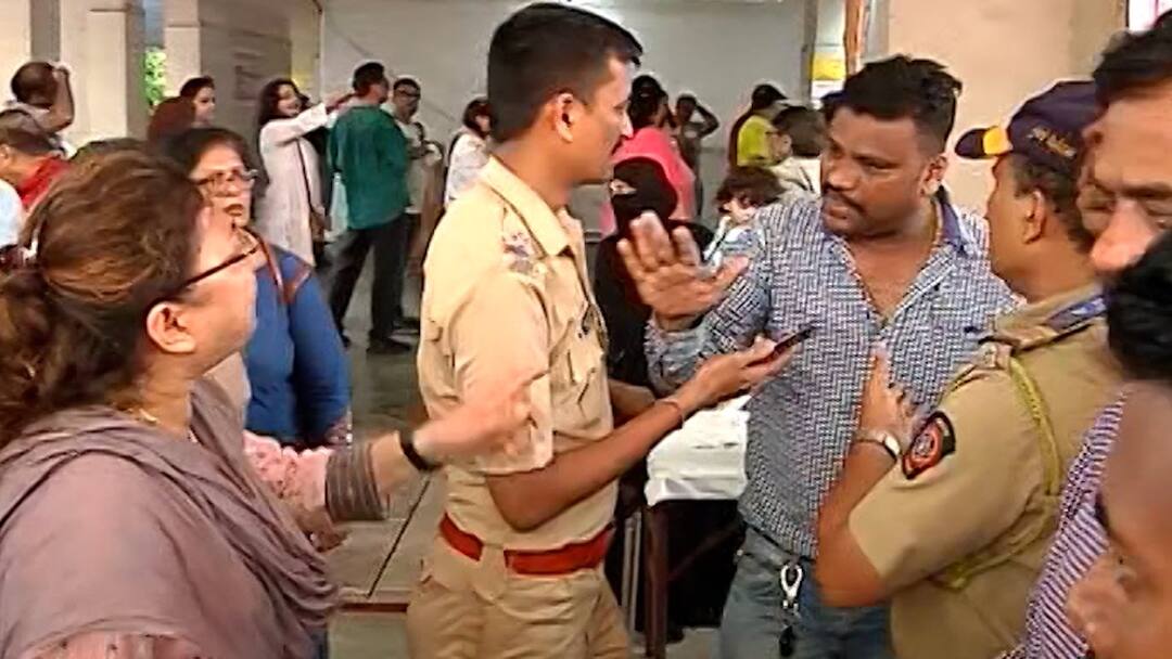 BJP workers are campaigning of election Allegation of Thackeray group Argument between BJP and Thackeray group workers at Versova polling station Mumbai Lok Sabha Election