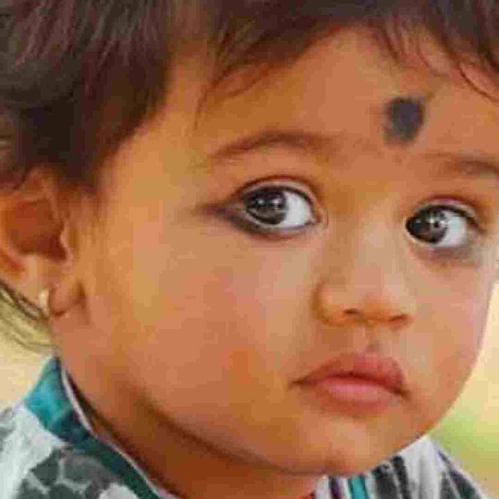 ਭਾਰਤੀ ਘਰਾਂ 'ਚ ਦਾਦੀ ਅਤੇ ਮਾਂ ਬੱਚਿਆਂ ਦੀਆਂ ਅੱਖਾਂ 'ਤੇ ਬਹੁਤ ਸਾਰਾ ਕਾਜਲ ਲਗਾਉਂਦੀਆਂ ਹਨ ਅਤੇ ਇਸ ਨੂੰ ਅੱਖਾਂ ਲਈ ਫਾਇਦੇਮੰਦ ਮੰਨਿਆ ਜਾਂਦਾ ਹੈ। ਸ਼ਾਇਦ ਤੁਸੀਂ ਵੀ ਬਚਪਨ 'ਚ ਅੱਖਾਂ 'ਤੇ ਕਾਜਲ ਲਗਾਈ ਹੋਵੇਗੀ। ਫਿਲਹਾਲ ਇਸ 'ਤੇ ਡਾਕਟਰ ਦੀ ਵੱਖਰੀ ਰਾਏ ਹੈ।