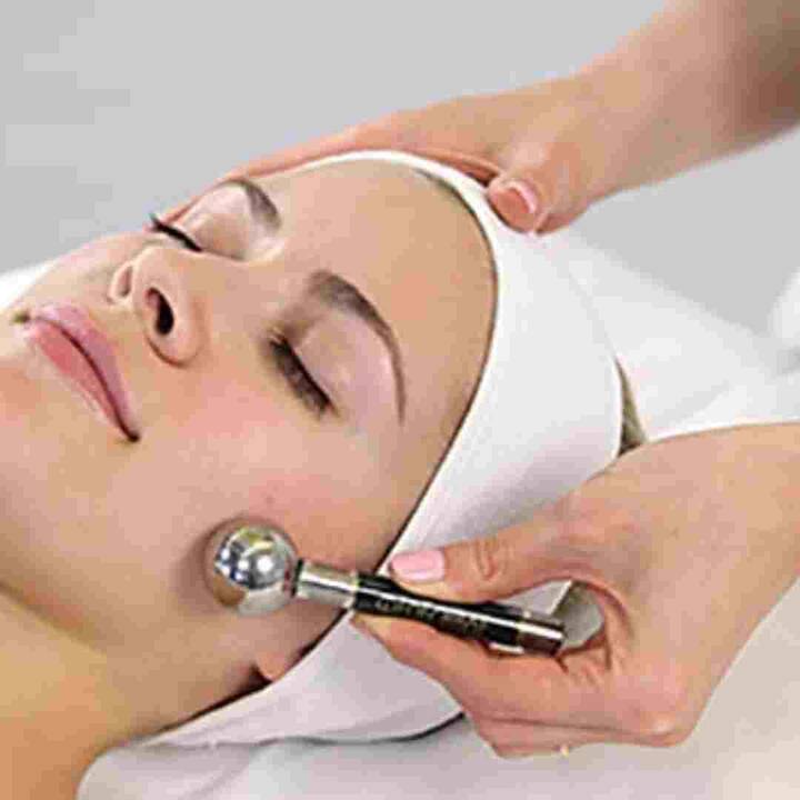 ਜੇਕਰ ਤੁਸੀਂ ਨਹੀਂ ਜਾਣਦੇ ਹੋ, ਤਾਂ ਤੁਹਾਡੀ ਜਾਣਕਾਰੀ ਲਈ ਅਸੀਂ ਤੁਹਾਨੂੰ ਦੱਸ ਦਈਏ ਕਿ ਤੁਸੀਂ ਘਰ ਵਿੱਚ ਮੌਜੂਦ ਕੁਝ ਚੀਜ਼ਾਂ ਦੀ ਮਦਦ ਨਾਲ ਮੋਰੱਕੋਨ ਦੇ ਸਕਿਨ ਕੇਅਰ ਉਤਪਾਦ ਤਿਆਰ ਕਰ ਸਕਦੇ ਹੋ। ਇਸ ਦੇ ਨਾਲ ਹੀ ਤੁਸੀਂ ਘਰ 'ਚ ਮੋਰੱਕੋਨ ਫੇਸ਼ੀਅਲ ਵੀ ਕਰ ਸਕਦੇ ਹੋ।