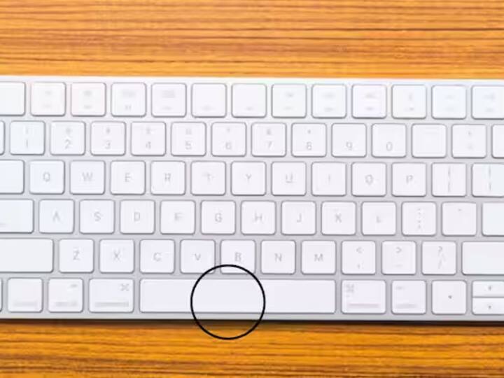 ਪਰ ਆਮ ਤੌਰ 'ਤੇ ਕੀਬੋਰਡ 'ਤੇ ਜੋ ਬਟਨ ਸਭ ਤੋਂ ਵੱਧ ਦਬਾਇਆ ਜਾਂਦਾ ਹੈ, ਯਾਨੀ ਸਭ ਤੋਂ ਹਿੱਟ ਬਟਨ ਸਪੇਸ ਬਾਰ ਹੈ। ਤੁਸੀਂ ਕੋਈ ਵੀ ਸ਼ਬਦ ਲਿਖਣ ਤੋਂ ਬਾਅਦ ਸਪੇਸ ਦਬਾਉਂਦੇ ਹੋ।