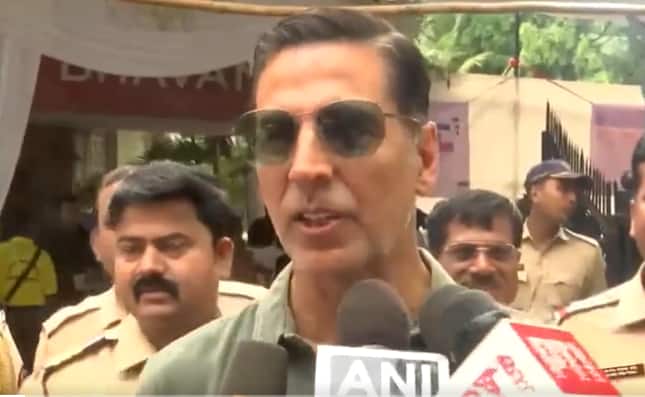 भारतीय नागरिकता मिलने के बाद पहली बार वोट करने के बारे में अक्षय ने कहा- मुझे बहुत अच्छा, अद्भुत लग रहा है. साथ ही स्माइल करते हुए उन्होंने अपनी अंगुली फ्लॉन्ट की.