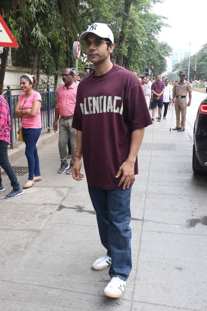 इन दिनों श्रीकांत में अपनी दमदार एक्टिंग से खूब सुर्खियां बटोर रहे राजकुमार राव ने भी सोमवार सुबह अपना वोट डाला