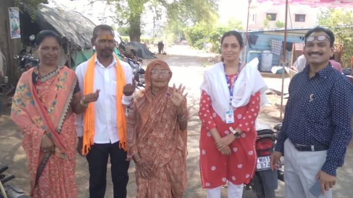 ज्येष्ठ नागरिक, तरुण वर्ग, महिला, दिव्यांग बांधवांनी नाशिकमध्ये मतदानाचा हक्क बजावला आहे.