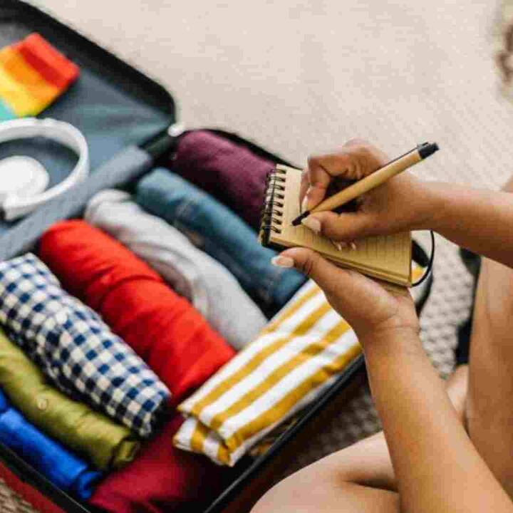 ਸਫ਼ਰ ਕਰਨ ਤੋਂ ਬਾਅਦ, ਤੁਹਾਨੂੰ ਚੰਗੀਆਂ ਯਾਦਾਂ ਵਾਪਸ ਲਿਆਉਣੀਆਂ ਚਾਹੀਦੀਆਂ ਹਨ, ਨਾ ਕਿ ਟੈਨਿੰਗ ਅਜਿਹੇ 'ਚ ਸਨਸਕ੍ਰੀਨ ਲਗਾਉਣਾ ਨਾ ਭੁੱਲੋ। ਸਫਰ ਕਰਦੇ ਸਮੇਂ ਹਰ 2 ਤੋਂ 3 ਘੰਟੇ ਬਾਅਦ ਚਿਹਰੇ 'ਤੇ ਸਨਸਕ੍ਰੀਨ ਲਗਾਓ। ਇਹ ਚਮੜੀ ਨੂੰ ਸੂਰਜ ਦੇ ਨੁਕਸਾਨ ਤੋਂ ਬਚਾਉਂਦਾ ਹੈ।