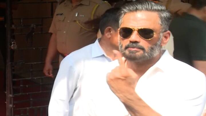 सुनील शेट्टी (Suniel Shetty) : अभिनेते सुनील शेट्टी यांनीही मतदानाचा हक्क बजावला असून चाहत्यांना मतदान करण्याचं आवाहन केलं आहे.