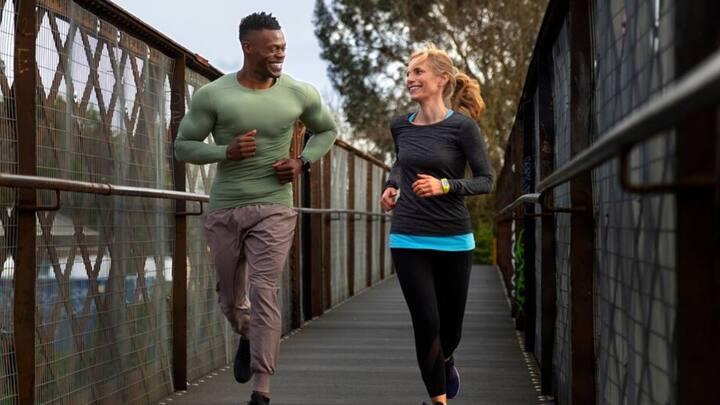 आपकी जानकारी के लिए बता दें कि दौड़ने से चलने की तुलना में लगभग दौगुनी कैलोरी बर्न होती है. अगर आप स्पीड में चलते हैं तो यह सेहत के लिए काफी ज्यादा फायदेमंद है.