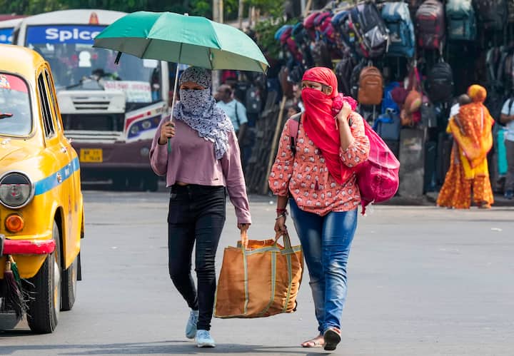 हालांकि, आईएमडी ने मध्य प्रदेश की जनता के लिए एक राहत वाला अपडेट भी दिया है. बताया जा रहा है कि एमपी के पूर्व हिस्से में सोमवार यानी आज बिजली और बारिश के आसार हैं.