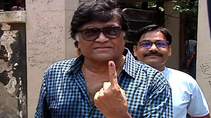 अशोक सराफ (Ashok Saraf) : ज्येष्ठ अभिनेते अशोक सराफ यांनी मतदानाचा हक्क बजावला असून चाहत्यांनाही मतदान करण्याचं आवाहन केलं आहे.