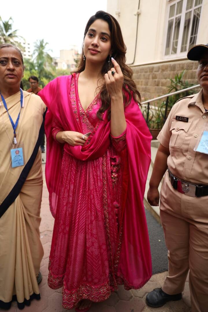 जाह्नवी ने पिंक कलर का अनारकली सूट पहना हुआ था और मैचिंग स्लीपर पहने थे. एक्ट्रेस ने न्यूड लिप्स्टिक के साथ अपने बालों को खुला छोड़ा था और वे काफी खूबसूरत लग रही थीं. जाह्नवी ने वोट डालने के बाद पैप्स के लिए पोज दिए और अपनी अंगुली पर लगे स्याही के निशान को भी फ्लॉन्ट किया.मिस्टर एंड मिसेज माही एक्ट्रेस की ये तस्वीरें सोशल मीडिया पर छाई हुई हैं.