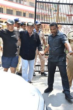 Lok Sabha Election 2024: लोकतंत्र के महापर्व में शामिल हुए सलमान खान के पिता सलीम खान और मां सलमा , पोलिंग बूथ पहुंचकर डाला अपना कीमती वोट