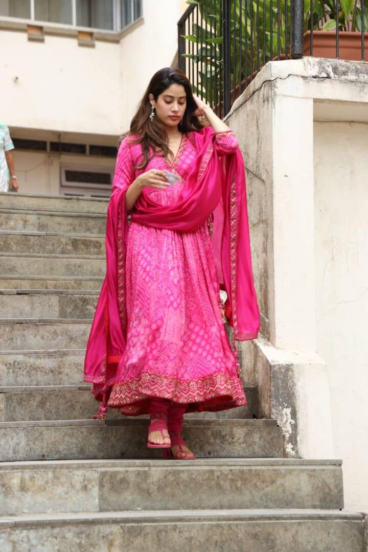 पिंक कलर का अनारकली सूट पहने हुए जाह्नवी कपूर भी मुंबई के एक पोलिंग बूथ पर अपने मताधिकार का इस्तेमाल करने पहुंची थीं.