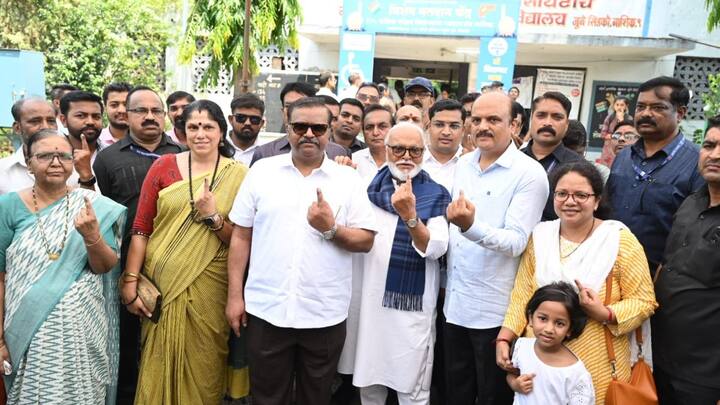 राज्याचे अन्न, नागरी पुरवठा व ग्राहक संरक्षण मंत्री छगन भुजबळ यांनी आज नाशिक शहरातील मॉर्डन स्कूल, सिडको या मतदान केंद्रावर आपल्या कुटुंबीयांसमवेत मतदानाचा हक्क बजावला.