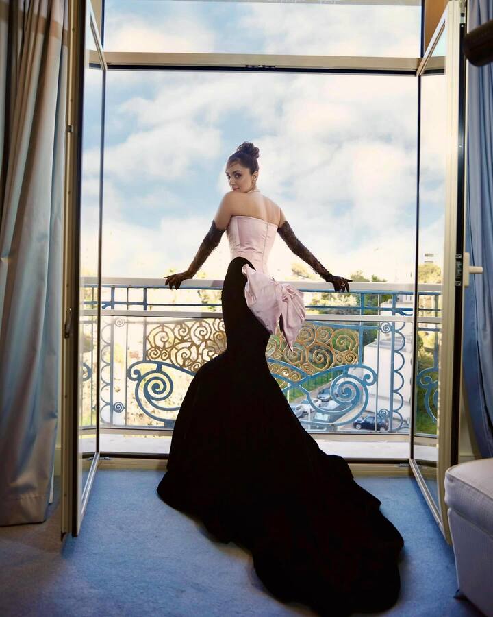 अभिनेत्रीच्या गाऊनच्या मागे एक मोठा गुलाबी रंगाचा बो जोडलेला होता.