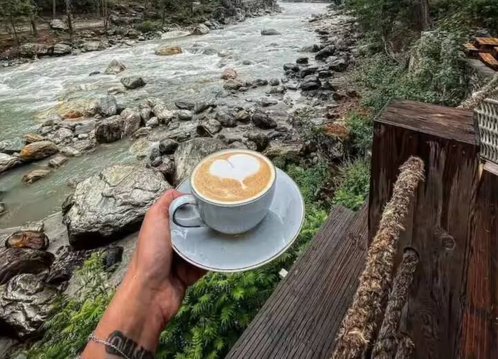 ਜੇ ਤੁਸੀਂ ਕੁਦਰਤ ਦੀ ਗੋਦ ਵਿੱਚ ਸਮਾਂ ਬਿਤਾਉਣਾ ਚਾਹੁੰਦੇ ਹੋ, ਤਾਂ ਕਸੋਲ ਵੀ ਘੁੰਮਣ ਲਈ ਇੱਕ ਵਧੀਆ ਜਗ੍ਹਾ ਹੈ। ਕਸੋਲ ਚਾਰੋਂ ਪਾਸੇ ਕੁਦਰਤੀ ਨਜ਼ਾਰਿਆਂ ਨਾਲ ਘਿਰਿਆ ਇਕ ਬਹੁਤ ਹੀ ਖੂਬਸੂਰਤ ਸਥਾਨ ਹੈ। ਇੱਥੇ ਵਗਦੀ ਨਦੀ ਇਸ ਸਥਾਨ ਦੀ ਸੁੰਦਰਤਾ ਨੂੰ ਹੋਰ ਵੀ ਵਧਾ ਦਿੰਦੀ ਹੈ। ਤੁਸੀਂ ਬਹੁਤ ਘੱਟ ਪੈਸਿਆਂ ਵਿੱਚ ਕਸੋਲ ਵੀ ਜਾ ਸਕਦੇ ਹੋ।