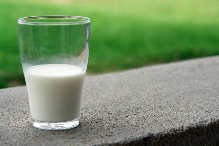 செய்முறை : பாலை சூடாக்கவும். சூடான பாலை குறைந்த தீயில் கொதிக்கவிடவும். பால் சிறிது சுண்டியபின், இதை ஆற்றவும்.