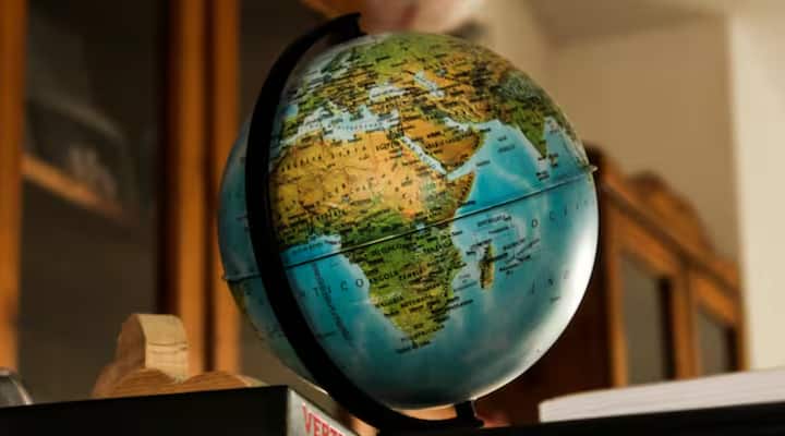 ਸੰਸਾਰ ਵਿੱਚ ਕੁੱਲ ਸੱਤ ਮਹਾਂਦੀਪ ਹਨ, ਜਿਨ੍ਹਾਂ ਵਿੱਚ ਏਸ਼ੀਆ, ਅਫਰੀਕਾ, ਯੂਰਪ, ਉੱਤਰੀ ਅਮਰੀਕਾ, ਦੱਖਣੀ ਅਮਰੀਕਾ, ਆਸਟ੍ਰੇਲੀਆ ਅਤੇ ਅੰਟਾਰਕਟਿਕਾ ਸ਼ਾਮਲ ਹਨ।