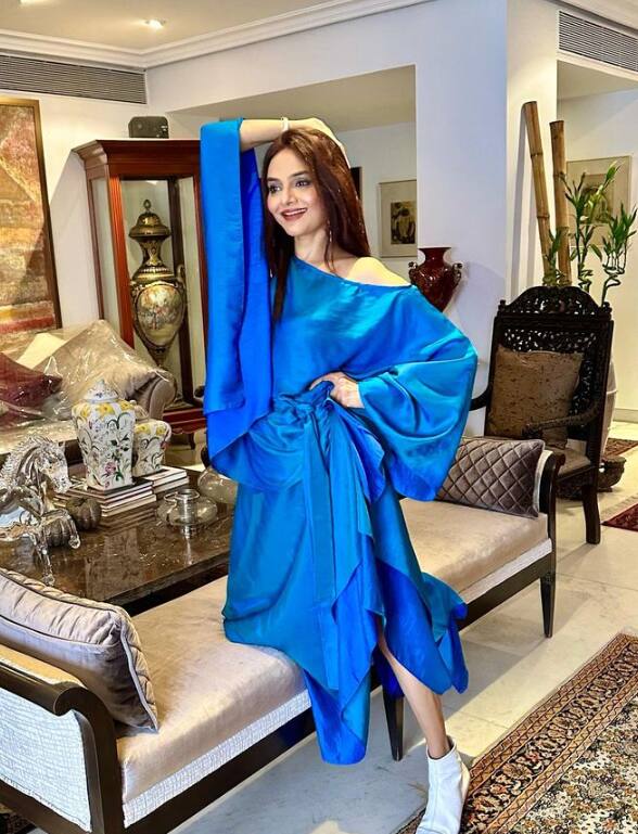 वहीं काफी टाइम स्क्रीन से दूर रहने के बाद मधु ने कुछ साल पहले कमबैक किया था. वे कंगना रनौत के साथ ‘थलाइवी’ और सामंथा रुथ प्रभु के साथ ‘शाकुंतलम’ में नजर आई थीं. अब एक्ट्रेस की श्रेयस तलपड़े के साथ नई फिल्म ‘कर्मम भुगतम’ हाल ही में सिनेमाघरों में रिलीज हुई है.