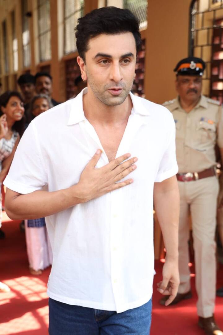 वोट देने के बाद रणबीर कपूर ने मीडिया से मुलाकात की और वोट देने की अपील भी की. रणबीर ने मीडिया कर्मियों का सम्मान किया जो लगातार वहां डटे हुए हैं.