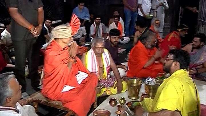 मतदान केल्यानंतर शांतिगिरी महाराजाने आपल्या गळ्यातील ईव्हीएम मशीनला घातला.