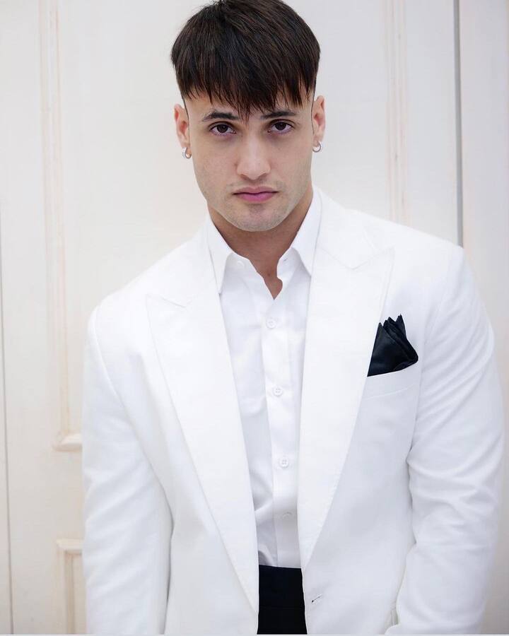 वहीं बात करें सबसे महंगे कंटेस्टेंट की तो रिपोर्ट्स के अनुसार ये ‘बिग बॉस 13’ फेम आसिम रियाज हैं. खबरों की मानें तो आसिम इस सिर्फ दो एपिसोड के लिए 15-20 लाख रुपए लेने वाले हैं.