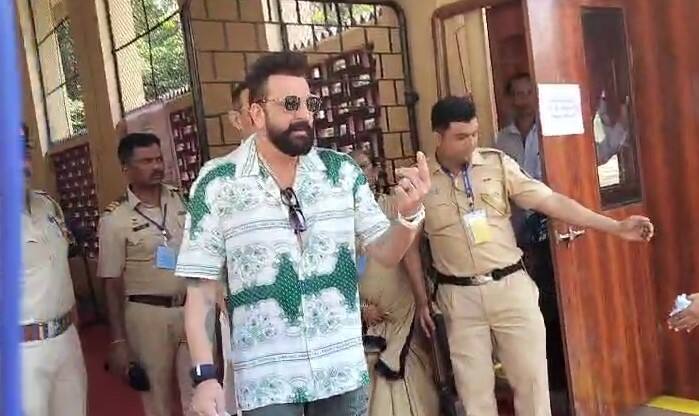 अभिनेता संजय दत्त (Sanjay Dutt) याने मुंबईत आपला मतदानाचा अधिकार बजावला