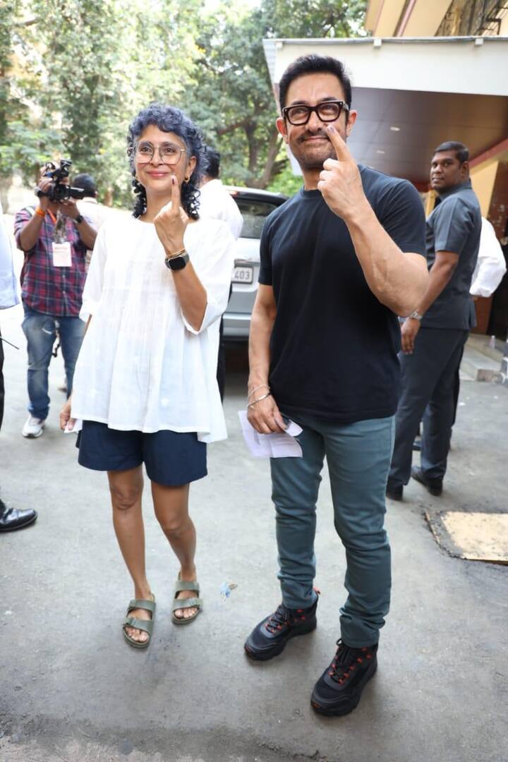 Aamir and Kiran flaunt their inked finger and pose for the paparazzi.