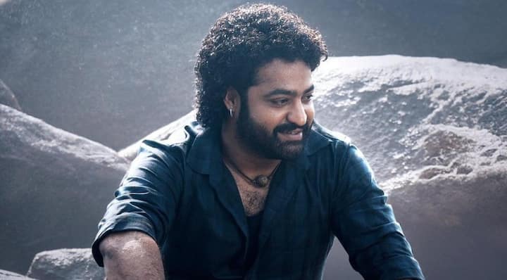 ஆர் ஆர் ஆர் புகழ் ஜூனியர் என்.டி.ஆரின் நடிப்பில் பான் இந்தியன் படமாக உருவாகி வரும் தேவாரா படத்தின் முதல் சிங்கிள் நேற்று வெளியானது. இப்படத்திற்கு அனிருத் இசையமைத்துள்ளார்.
