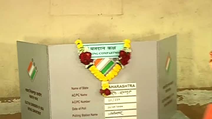 मात्र आम्ही सर्वात देव बघतो, ईव्हीएममध्ये पण देव आहे शांतिगिरी महाराज यांनी सांगितले.