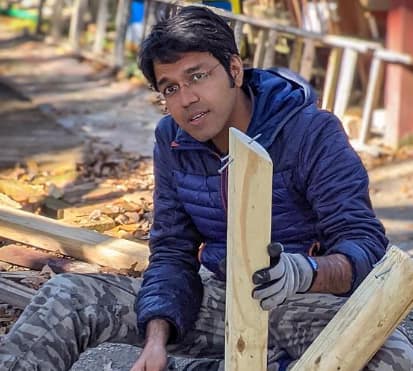 वरुण वागीश का जन्म दिल्ली में हुआ था. उनके माता-पिता की सरकारी नौकरी में थे. जिस कारण उनका बचपन आंध्र प्रदेश, उत्तर प्रदेश, महाराष्ट्र और राजस्थान में बीता. पढ़ाई के लिए वे दिल्ली आए और मास कम्युनिकेशन में स्नातक, स्नातकोत्तर, एमफिल और पीएचडी की.