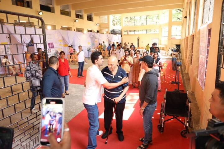 20 मई को मुंबई में वोटिंग हुई जिसमें सभी बड़े सेलिब्रिटीज आम लोगों के बीच जाकर मतदान केंद्र में वोट डालने पहुंचे. सभी ने अपने-अपने सोशल मीडिया पर वोट डालने की अपील भी की थी.