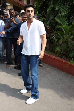 Ranbir Kapoor Casted Vote: रणबीर कपूर ने प्रेम चोपड़ा के पैर छुए, वोट डालने के बाद दिया पोज, शरमन जोशी भी आए नजर