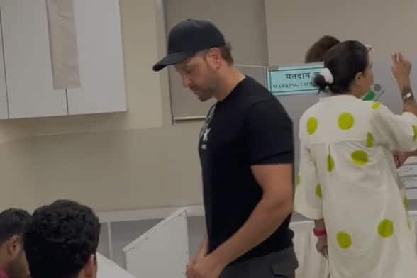 हृतिक रोशन (Hrithik Roshan) : अभिनेता हृतिक रोशनने मुंबईत मतदान केलं आहे.