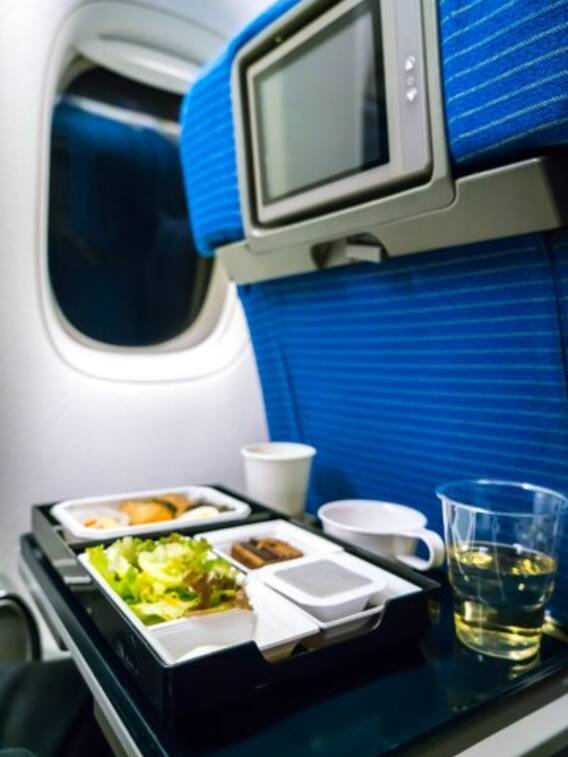हवाई जहाज में खाना महंगा क्यों होता है?