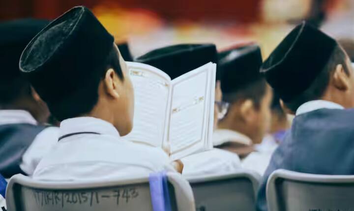 ਹਾਲਾਂਕਿ, ਇੱਥੇ ਨਾ ਤਾਂ ਇਕ ਵੀ ਮਸਜਿਦ ਹੈ ਅਤੇ ਨਾ ਹੀ ਕੋਈ ਚਰਚ ਹੈ। ਅਜਿਹੇ 'ਚ ਇੱਥੇ ਰਹਿਣ ਵਾਲੇ ਮੁਸਲਮਾਨ ਆਪਣੇ ਘਰਾਂ 'ਚ ਹੀ ਪੂਜਾ ਕਰਦੇ ਹਨ।