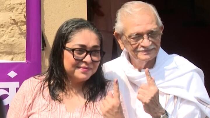 गुलजार (Gulzar) : कवी, गीतकार, सिने-दिग्दर्शक गुलजार यांनीदेखील आपला मतदानाचा हक्क बजावला आहे.