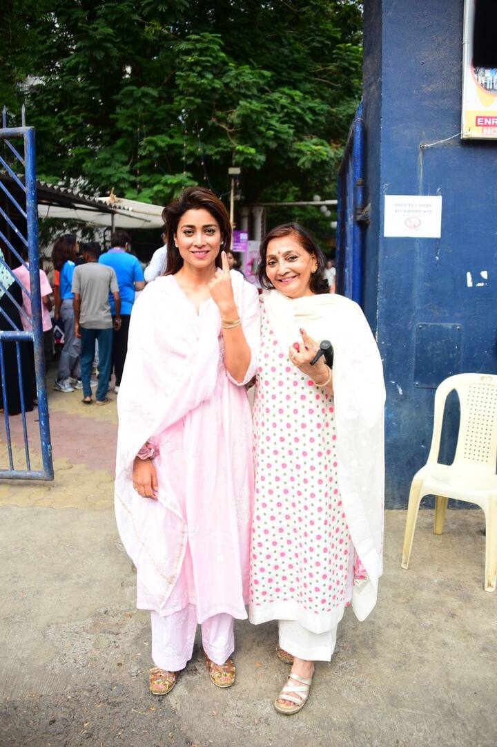श्रिया सरन अपनी मां के साथ वोट देने पहुंचीं.