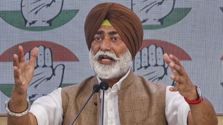 ਮੈਨੂੰ ਨੋਟਿਸ ਬਾਰੇ ਮੀਡੀਆ ਤੋਂ ਪਤਾ ਲੱਗਾ, 144 ਗੱਡੀਆਂ ਦੀ ਖਰੀਦ ‘ਚ ਘੋਟਾਲੇ ਦੀ ਜਾਂਚ ਕਰਵਾਉਂਗਾ, CM ਦੇ OSD ਵਲੋਂ ਭੇਜੇ ਮਾਣਹਾਨੀ ਨੋਟਿਸ ‘ਤੇ ਬੋਲੇ ਖਹਿਰਾ Sukhpal Khaira Reactions on CM Mann OSD Rajbir Singh ਮੈਨੂੰ ਨੋਟਿਸ ਬਾਰੇ ਮੀਡੀਆ ਤੋਂ ਪਤਾ ਲੱਗਾ, 144 ਗੱਡੀਆਂ ਦੀ ਖਰੀਦ ‘ਚ ਘੋਟਾਲੇ ਦੀ ਜਾਂਚ ਕਰਵਾਉਂਗਾ, CM ਦੇ OSD ਵਲੋਂ ਭੇਜੇ ਮਾਣਹਾਨੀ ਨੋਟਿਸ ‘ਤੇ ਬੋਲੇ ਖਹਿਰਾ