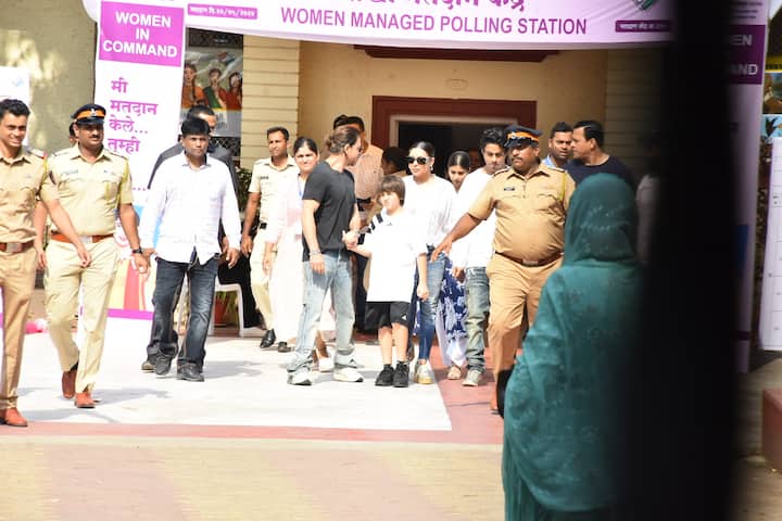 SRK wore black Tshirt and jeans, Suhana was seen in blue and white suit and Gauri wore white top and jeans.