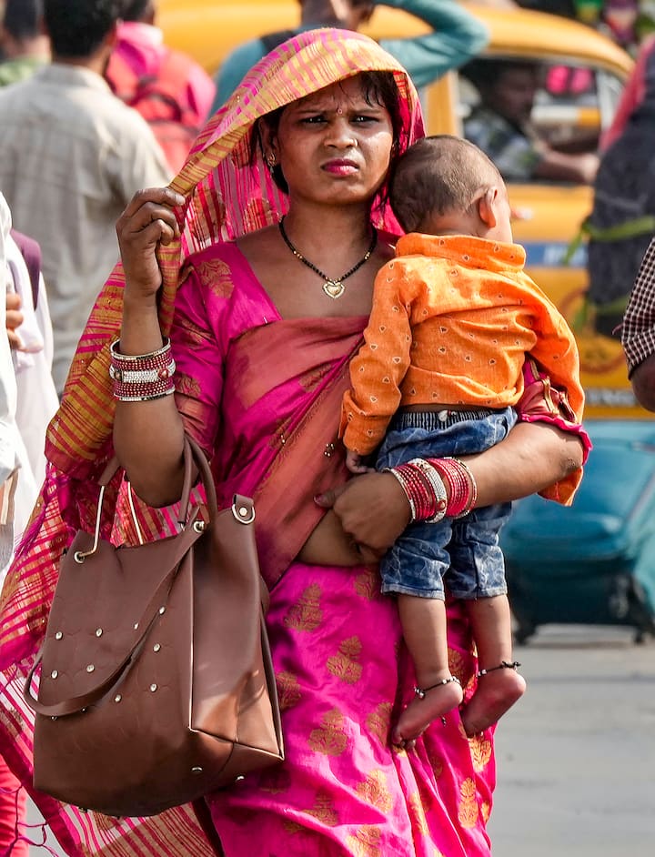 वहीं, मौसम विभाग के अनुसार, इंदौर में 43.1, भोपाल में 43 और जबलपुर 41 डिग्री सेल्सियस पारा पहुंच गया.