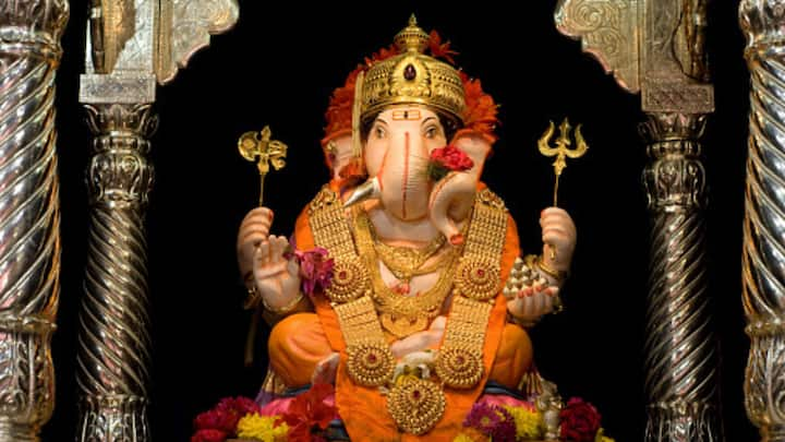 Ganesh Chaturthi 2024:ગણેશ ચતુર્થીના દિવસે લોકો ભગવાન ગણેશજીનું પોતાના ઘરમાં સ્થાપન કરે છે અને તેમની પૂજા કરે છે.એવું કહેવાય છે કે તે સુખ અને સમૃદ્ધિ લાવે છે. ગણેશ ચતુર્થી પર પૂજાનો સમય અને નિયમો જાણો