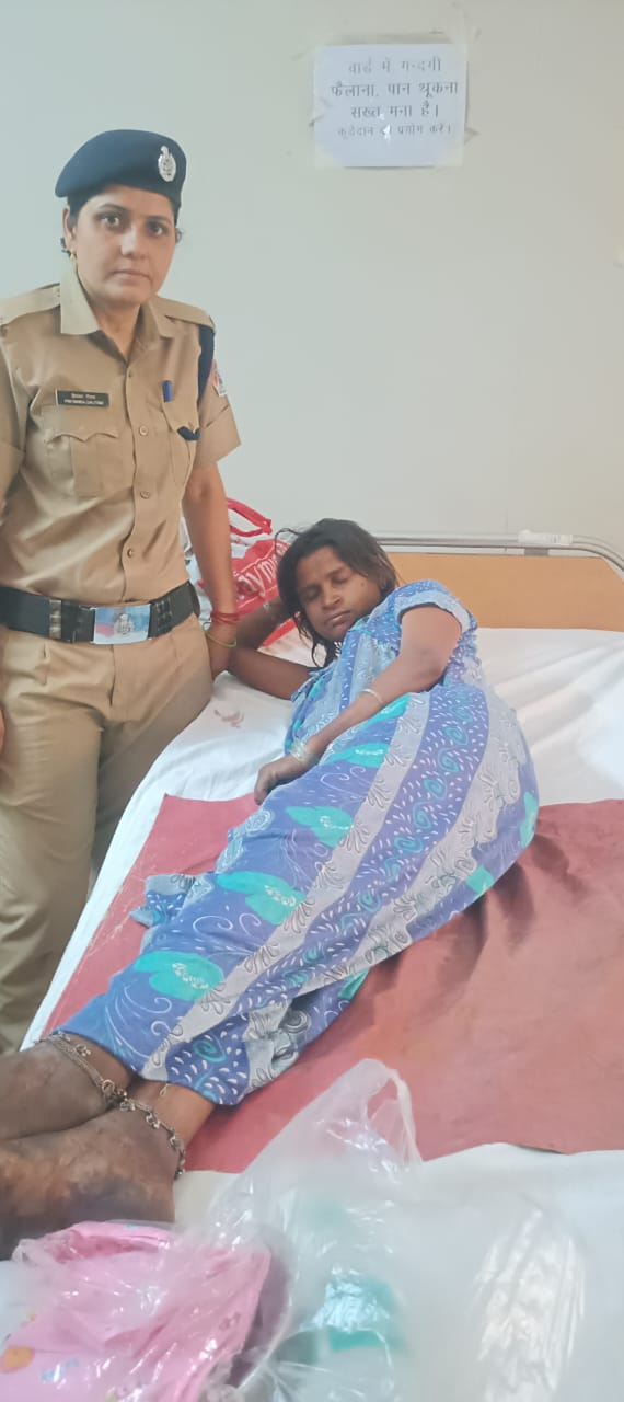 UP News: आगरा में आरपीएफ और मेडिकल स्टॉफ ने कराई महिला की डिलीवरी, स्टेशन पर गूंजी किलकारी