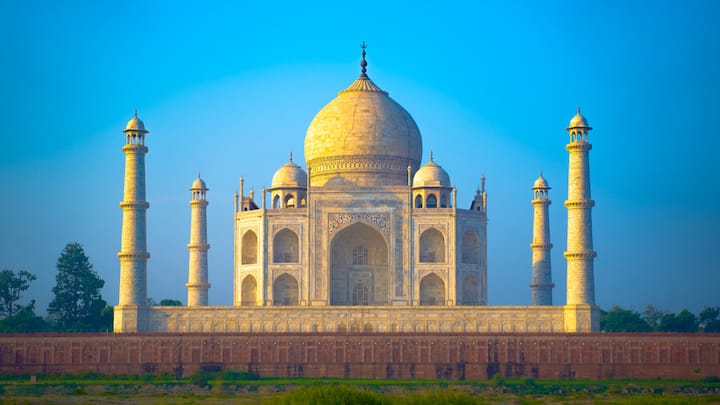 लेकिन क्या कभी आपने ये जानने की कोशिश की है कि इस ताजमहल को बनाने में कितने पत्थरों का इस्तेमाल हुआ है और अगर आज इन पत्थरों को बाजार में खरीदने जाएं तो उनकी कीमत क्या होगी.