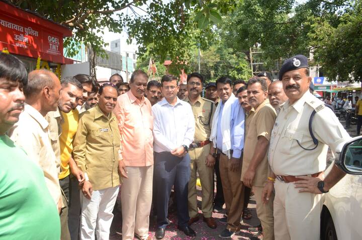 प्रीपेड बूथ के शुभारंभ अवसर पर पुलिस अधीक्षक ने पहला टिकट काटा. उन्होंने उत्तर प्रदेश से आए प्रेम विश्वकर्मा को महाकालेश्वर मंदिर जाने के लिए टिकट दिया. प्रेम विश्वकर्मा ऑटो चालक मुकेश जायसवाल के साथ आगे की ओर रवाना हुए.