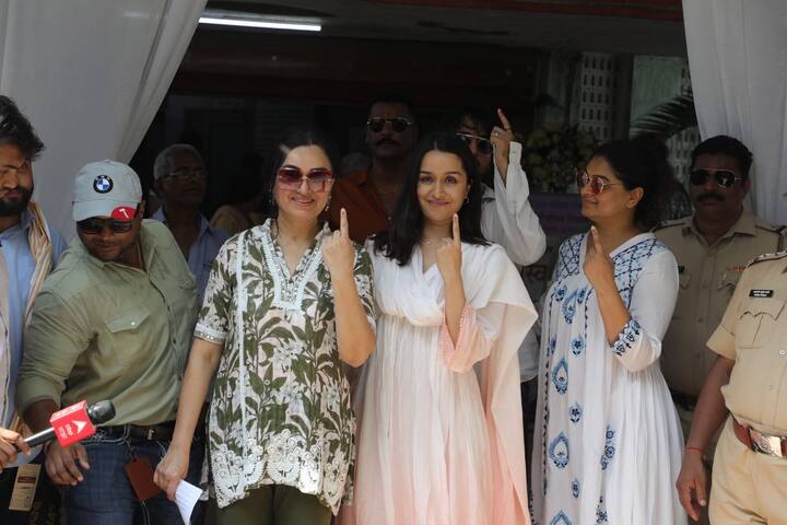 श्रद्धा कपूरने (Shraddha Kapoor) सहकुटुंब मतदानाचा हक्क बजावला