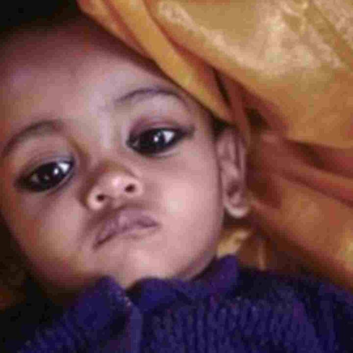 ਅਕਸਰ ਦੇਖਿਆ ਗਿਆ ਹੈ ਕਿ ਛੋਟੇ ਬੱਚਿਆਂ ਦੀਆਂ ਅੱਖਾਂ 'ਚ ਮੋਟੀ ਕਾਜਲ ਲਗਾਈ ਜਾਂਦੀ ਹੈ। ਕਈ ਲੋਕ ਇਹ ਵੀ ਕਹਿੰਦੇ ਹਨ ਕਿ ਇਸ ਨਾਲ ਬੱਚਿਆਂ ਦੀਆਂ ਅੱਖਾਂ ਵੱਡੀਆਂ ਹੋ ਜਾਂਦੀਆਂ ਹਨ ਪਰ ਕੀ ਇਹ ਸੱਚ ਹੈ? ਕੀ ਬੱਚਿਆਂ ਦੀਆਂ ਅੱਖਾਂ 'ਤੇ ਕਾਜਲ ਲਗਾਉਣਾ ਸੁਰੱਖਿਅਤ ਹੈ?