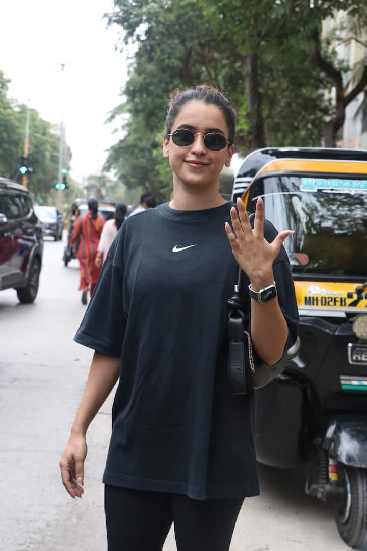 दंगल फेम एक्ट्रेस सान्या मल्होत्रा ने भी मुंबई के पोलिंग बूथ पर पहुंचकर अपने मताधिकार का इस्तेमाल किया.